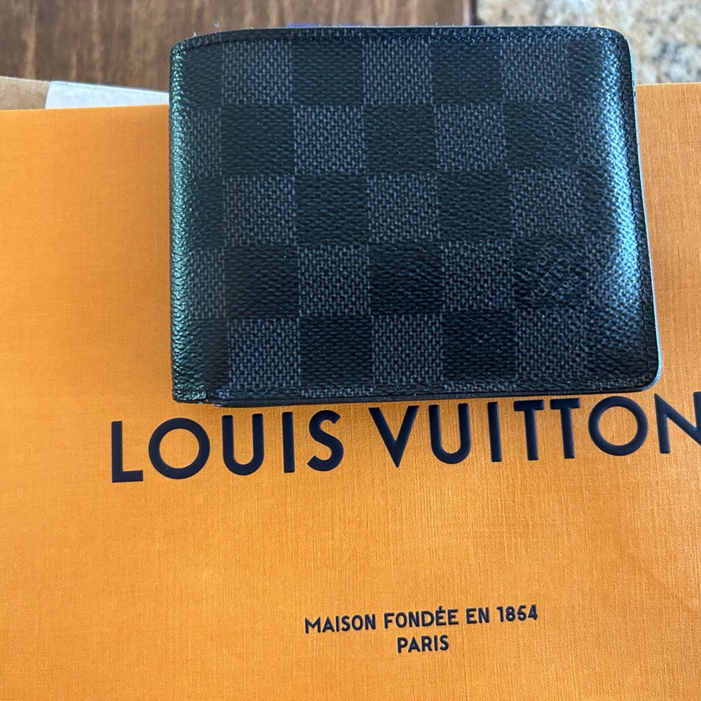 Louis Vuitton men’s wallet for sale - Picture 7 of 7